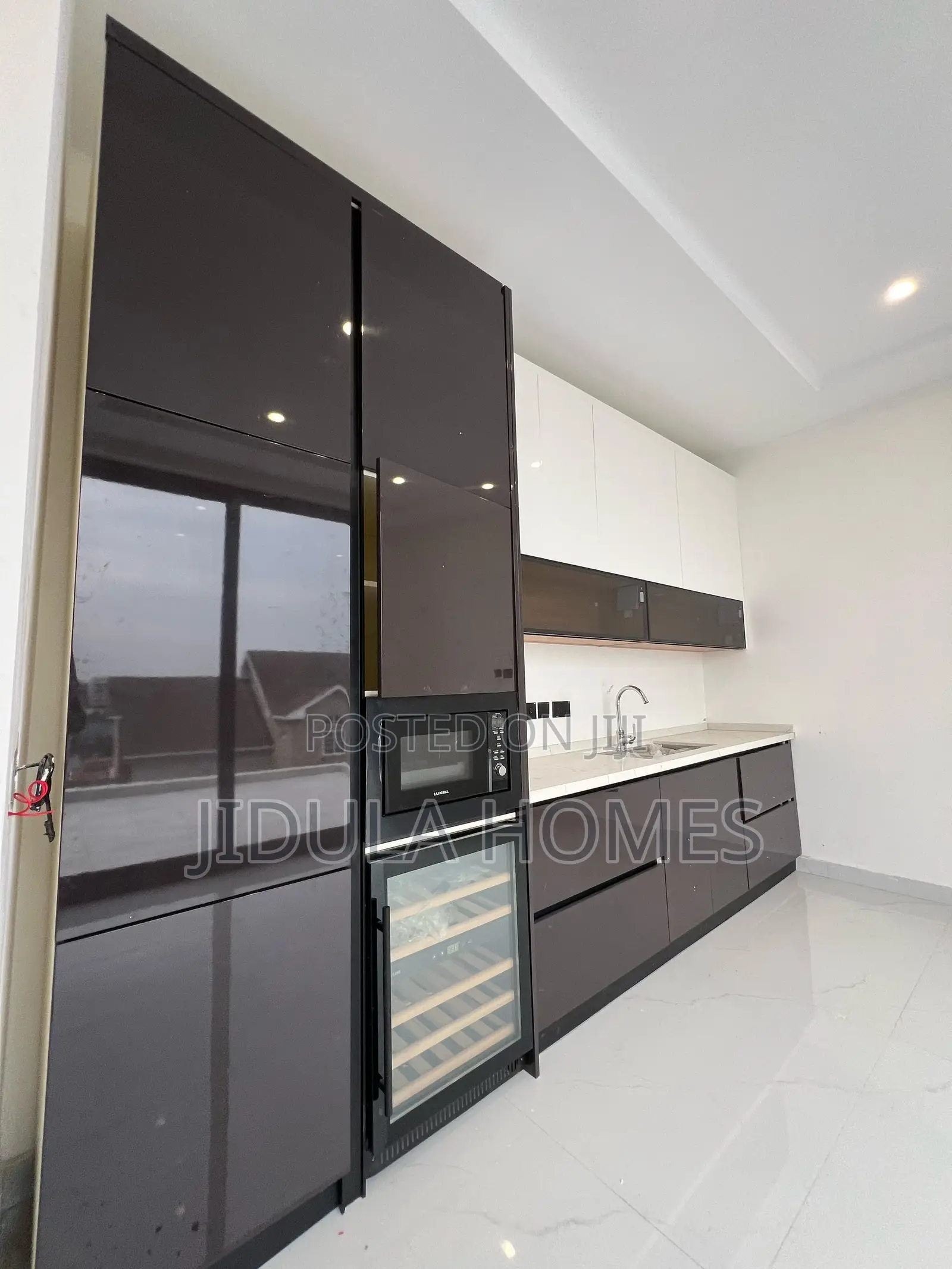 6bdrm Block of Flats in East Legon for sale
