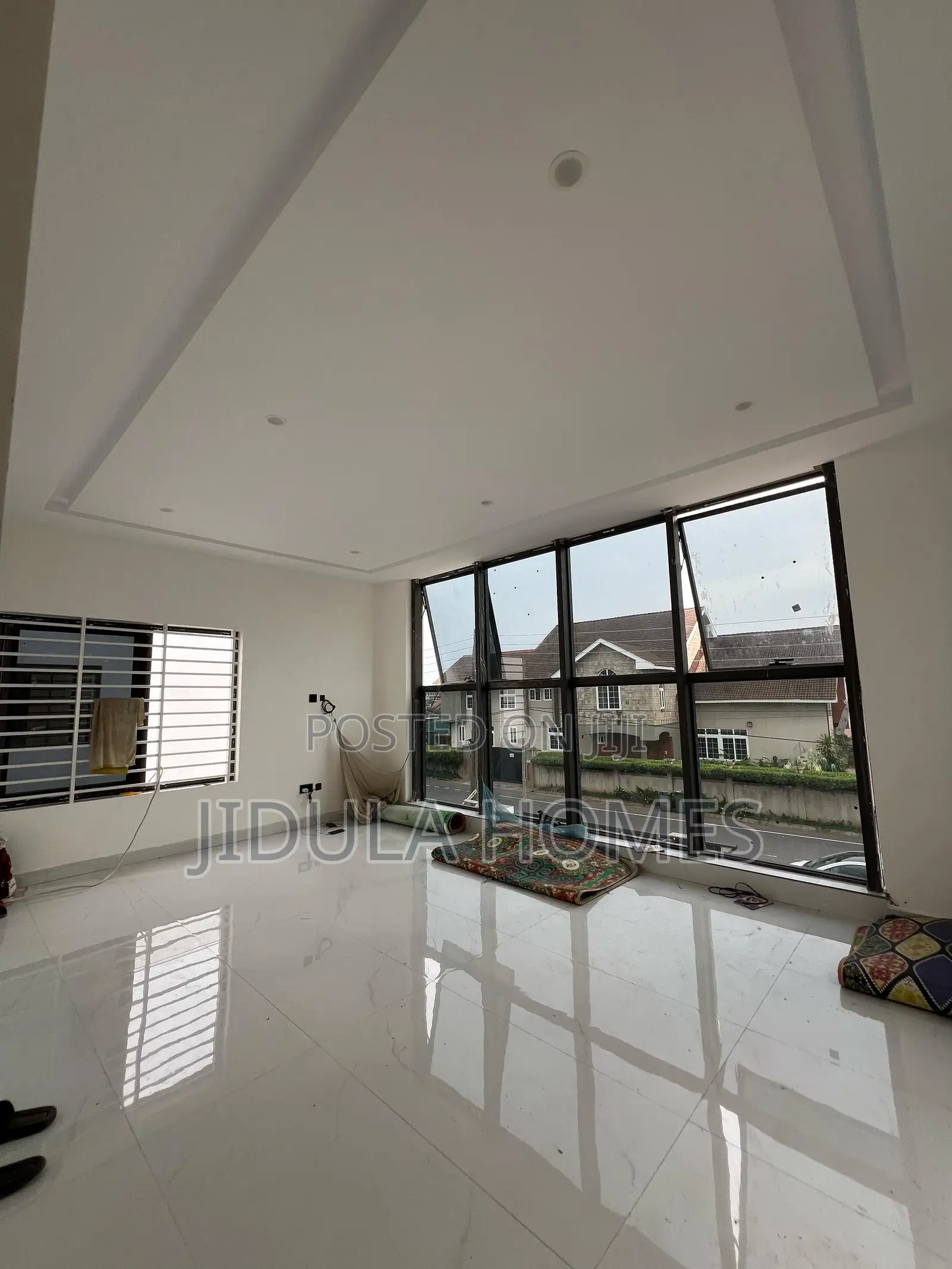 6bdrm Block of Flats in East Legon for sale