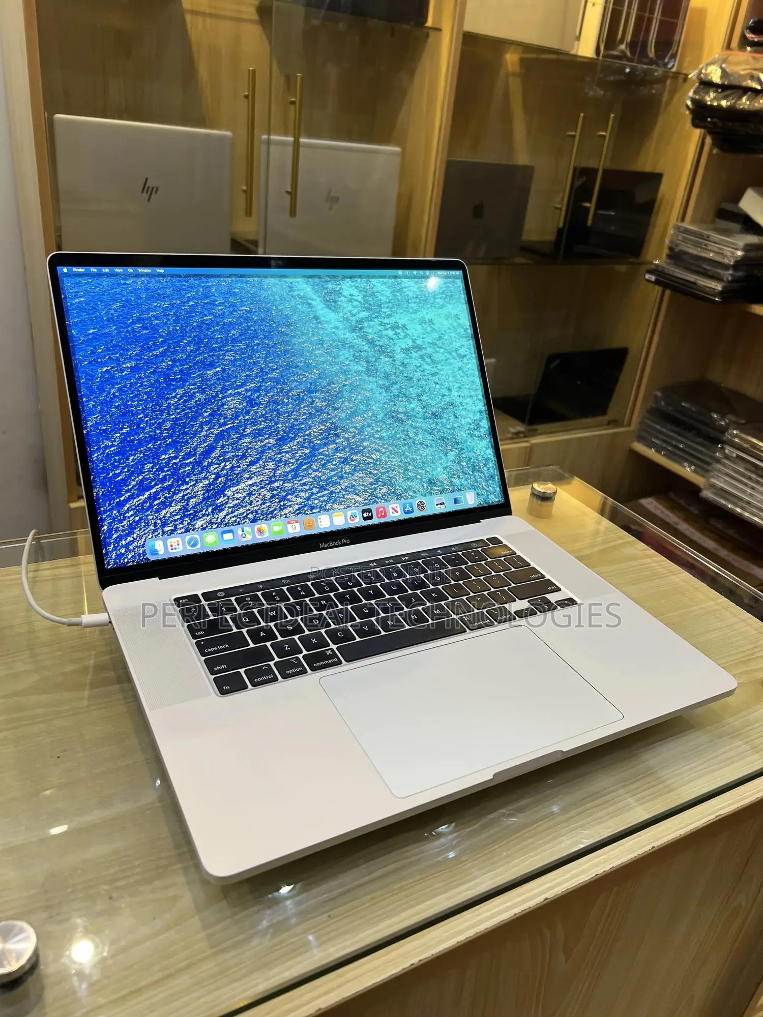 New Laptop Apple MacBook Pro 2019 16GB Intel Core i9 SSD 512GB