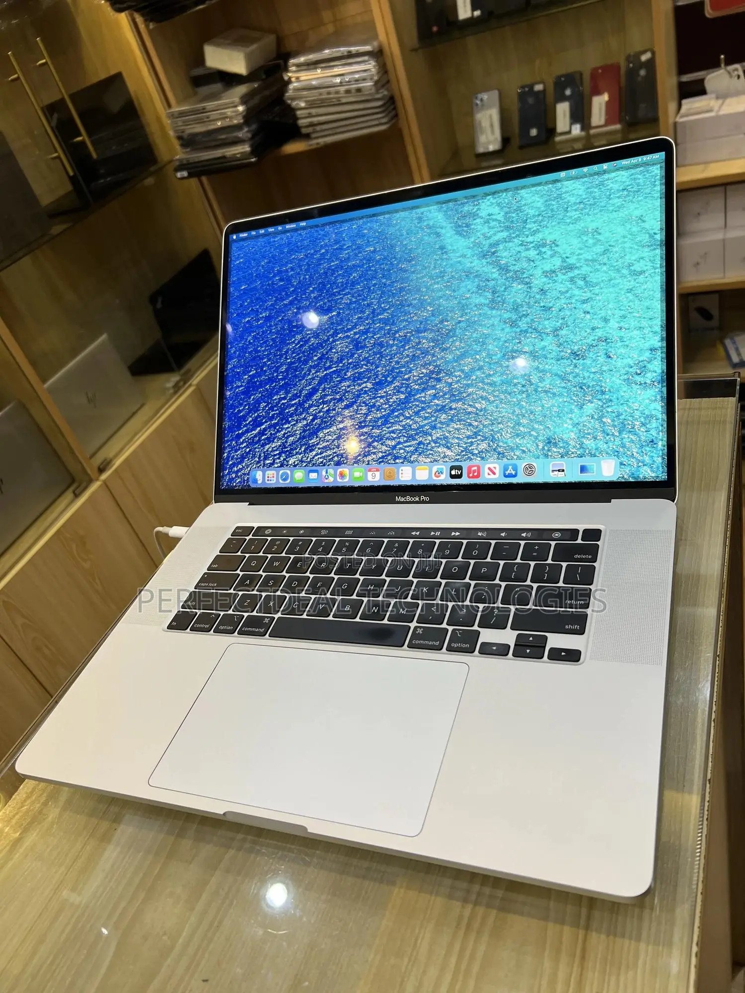 New Laptop Apple MacBook Pro 2019 16GB Intel Core i9 SSD 512GB