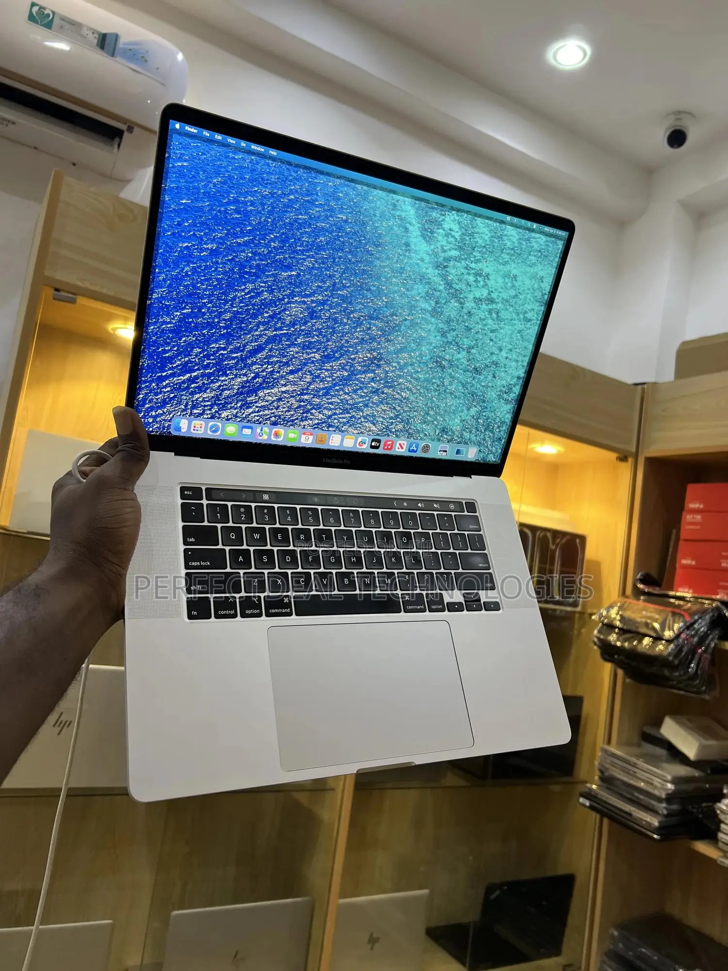 New Laptop Apple MacBook Pro 2019 16GB Intel Core i9 SSD 512GB