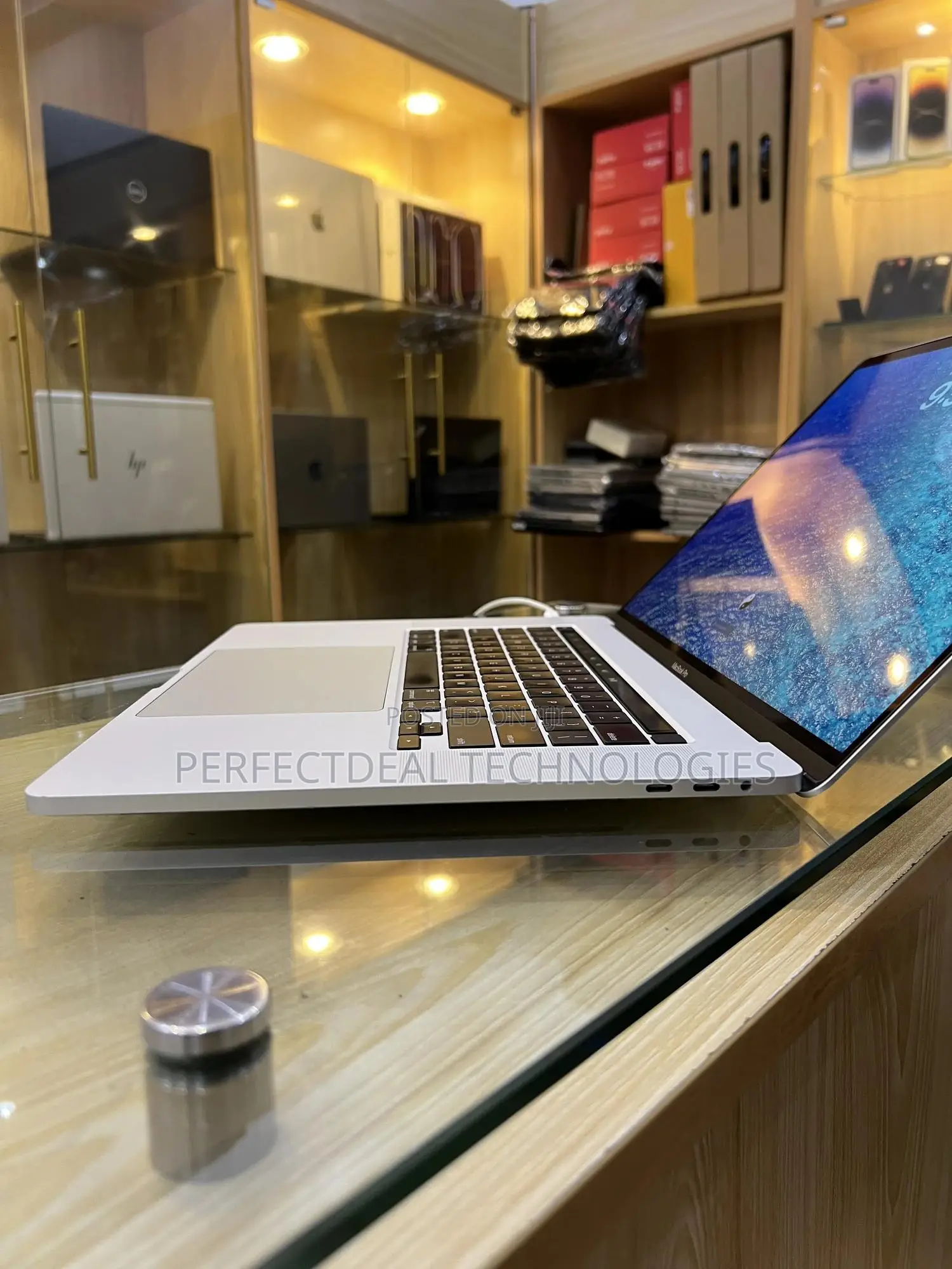 New Laptop Apple MacBook Pro 2019 16GB Intel Core i9 SSD 512GB