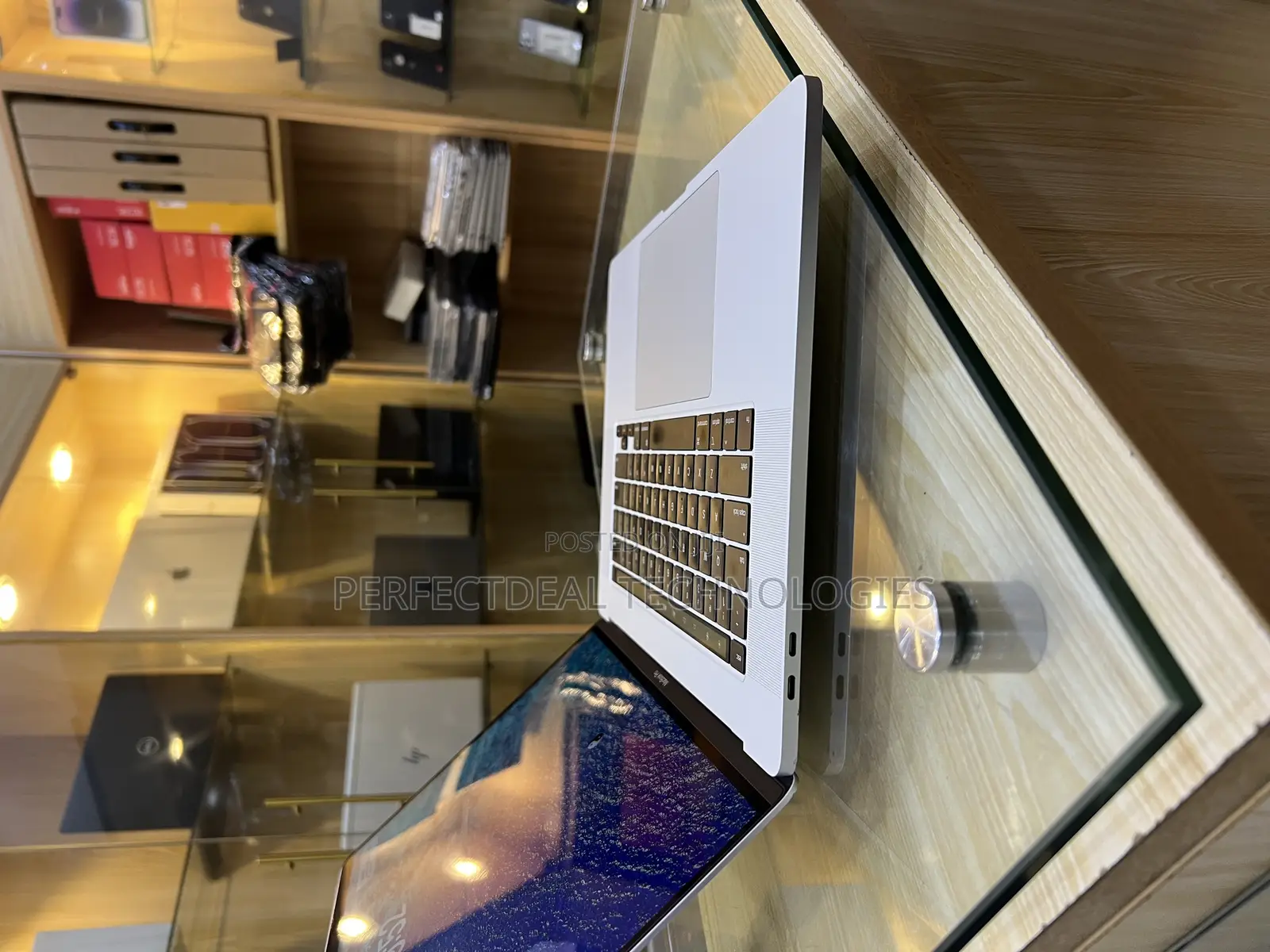 New Laptop Apple MacBook Pro 2019 16GB Intel Core i9 SSD 512GB