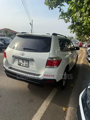 Toyota Highlander Plus 2.7L 2WD 2013 White
