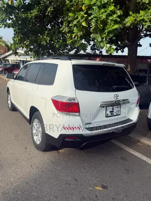 Toyota Highlander Plus 2.7L 2WD 2013 White