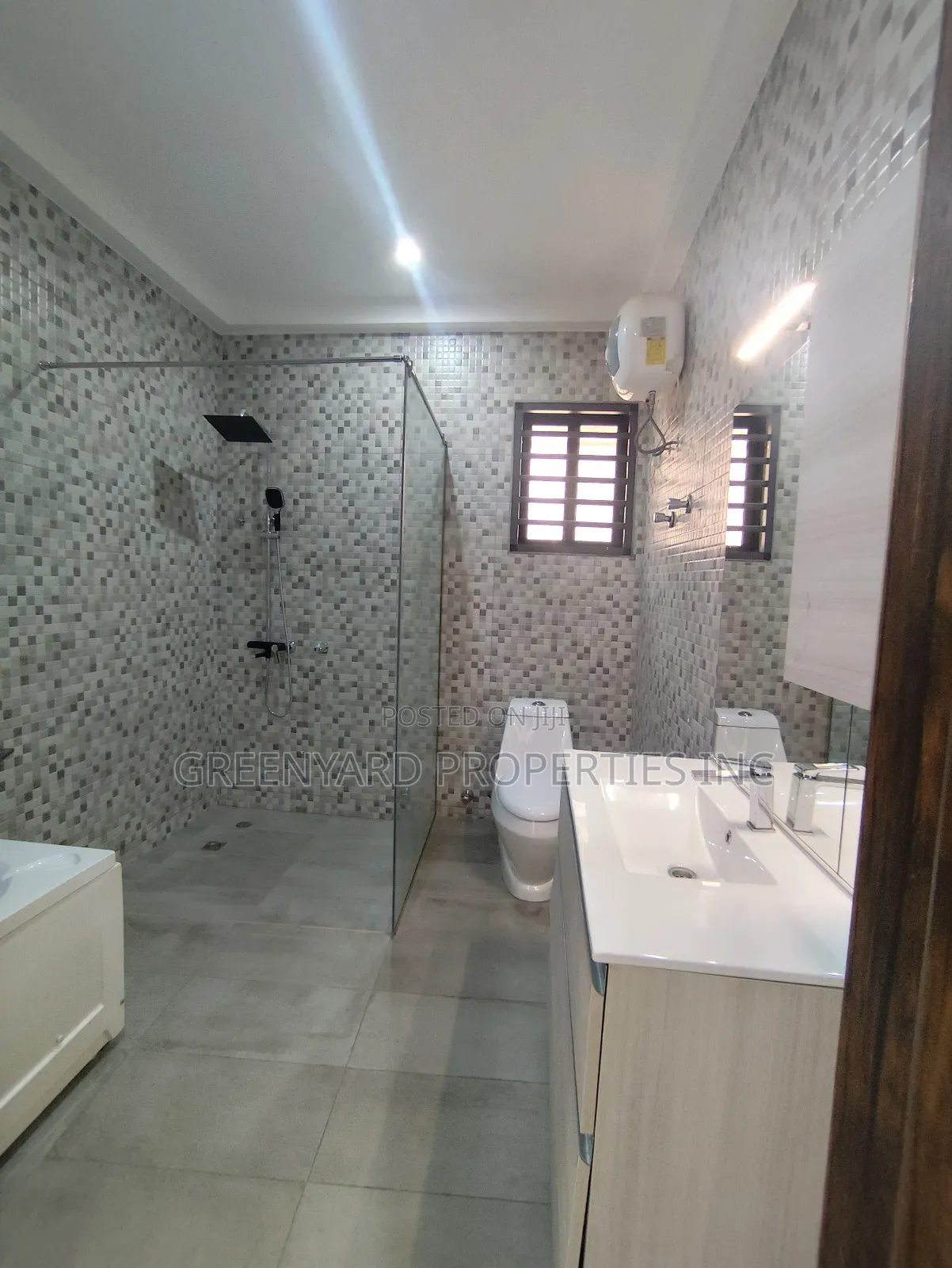 5bdrm House in American House, East Legon for sale