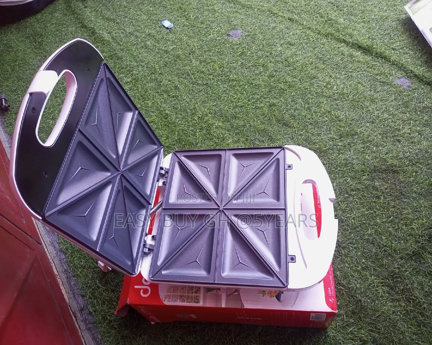 Get Decakila Compact Design Sandwich Maker Machine