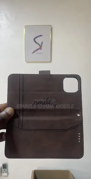 iPhone 13 Brown Smile Case