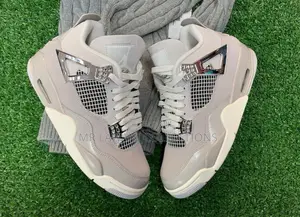 Photo - Air Jordan 4 Frozen Moments