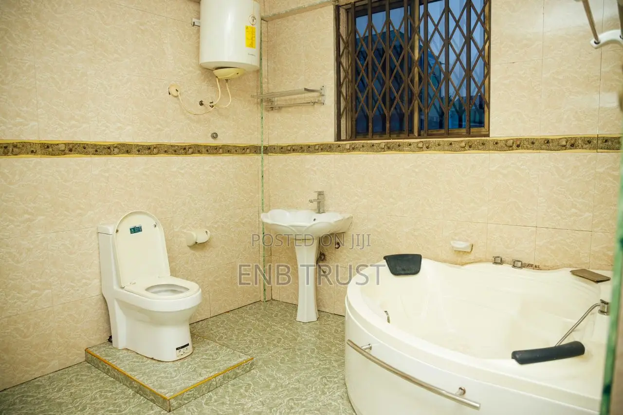 9bdrm House in Kwabenya, Ga East Municipal for sale