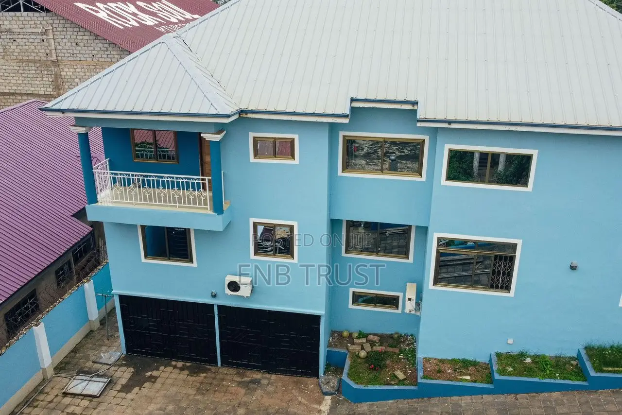 9bdrm House in Kwabenya, Ga East Municipal for sale