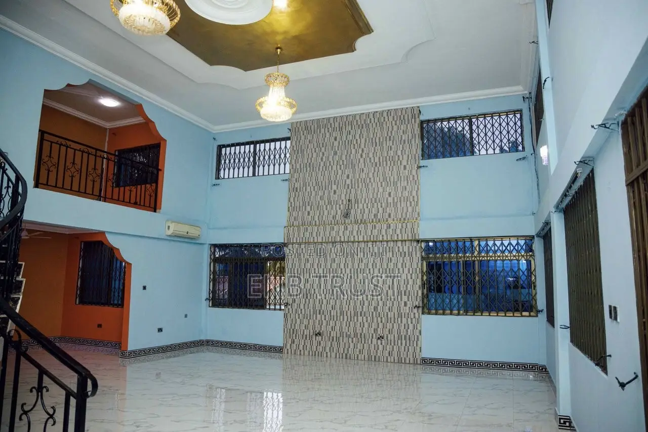9bdrm House in Kwabenya, Ga East Municipal for sale