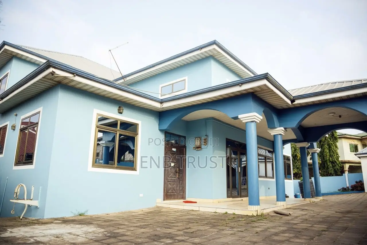 9bdrm House in Kwabenya, Ga East Municipal for sale
