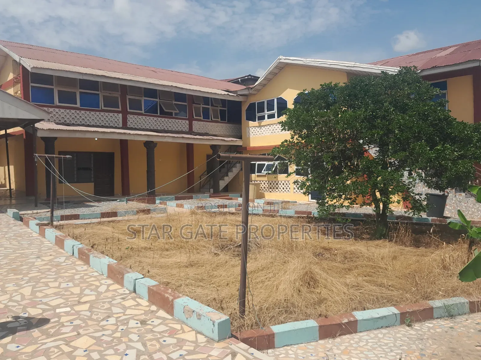 8bdrm House in Aboaso (, Kumasi Metropolitan for sale
