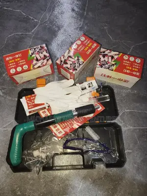 Nail Gun With 600 Nails, a Goggle, Gloves and Accessories