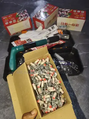 Nail Gun With 800 Nails and Accessories