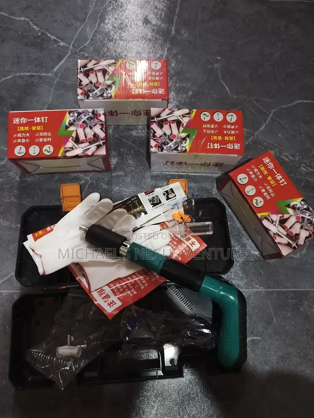 Nail Gun With 800 Nails and Accessories