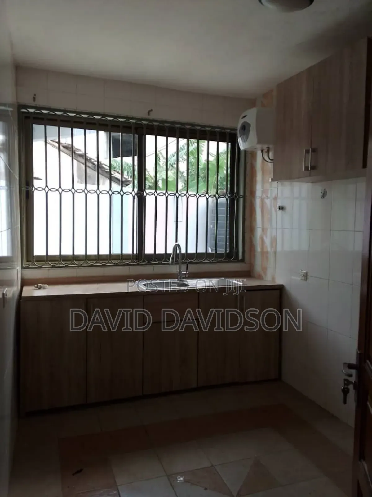 3bdrm Mansion in 3 Bedroom House, Tema Metropolitan for rent