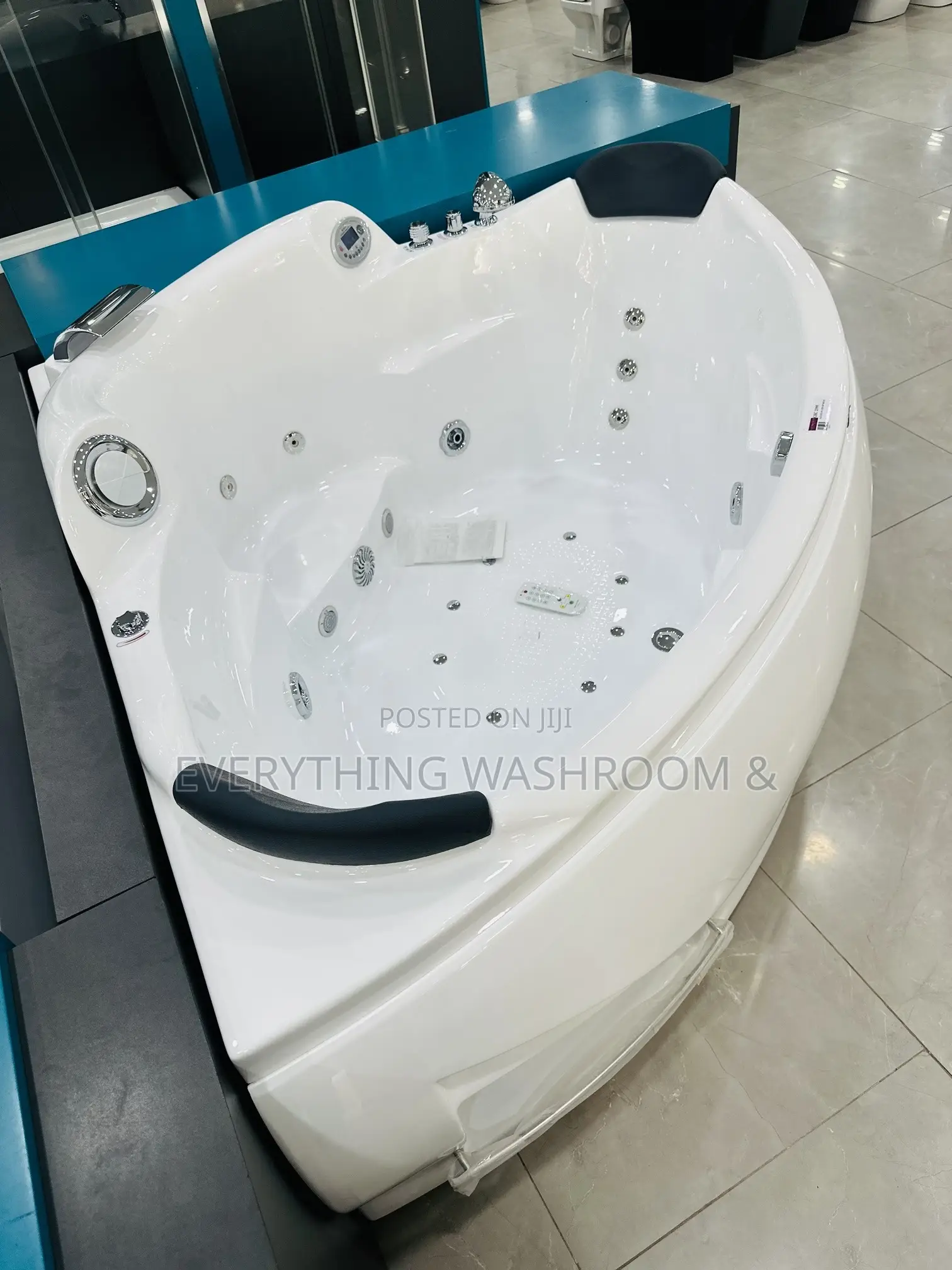 Massaging Bathtub_corner Jacuzzi