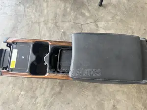 2019 CRV Centre Console With Armerest Wooden Trim Cupholders
