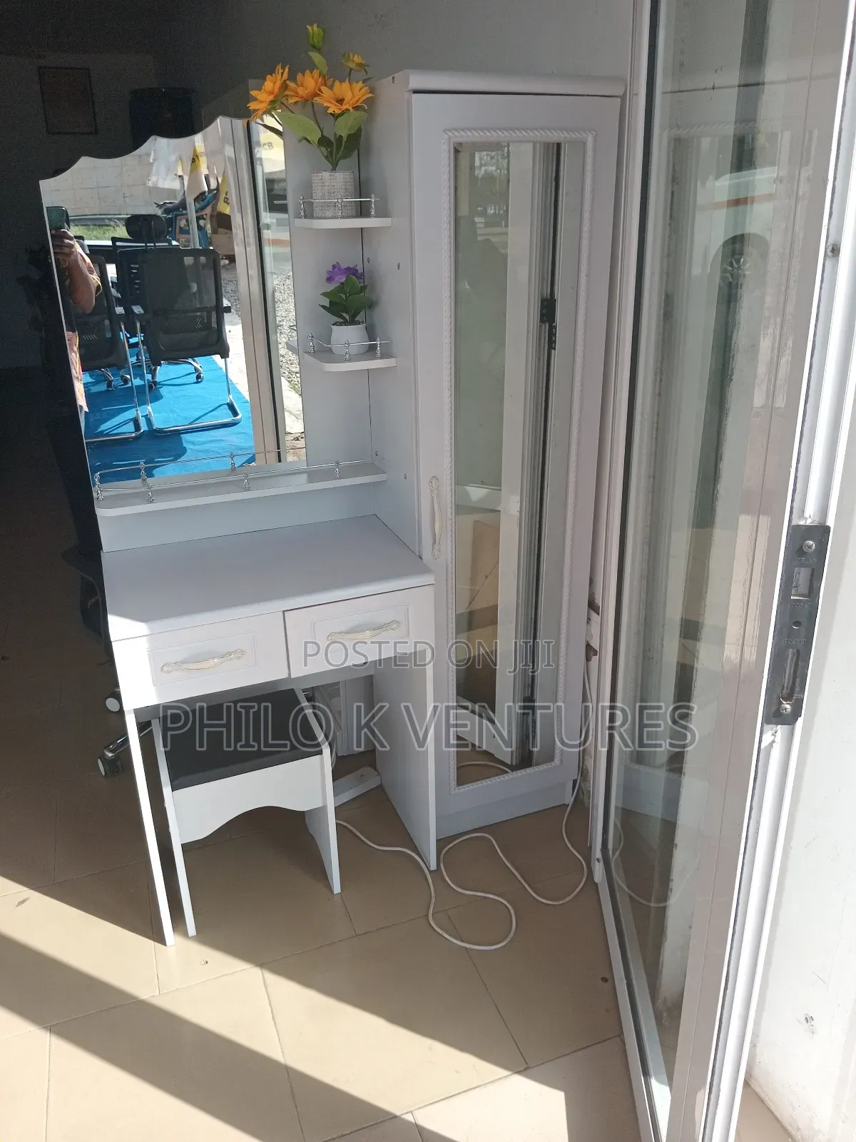 2 Side Front Mirror Dresser