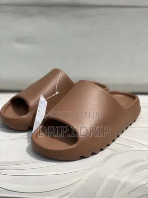 Adidas Yeezy Slides (Coffee Brown ) .In Box . Authentic
