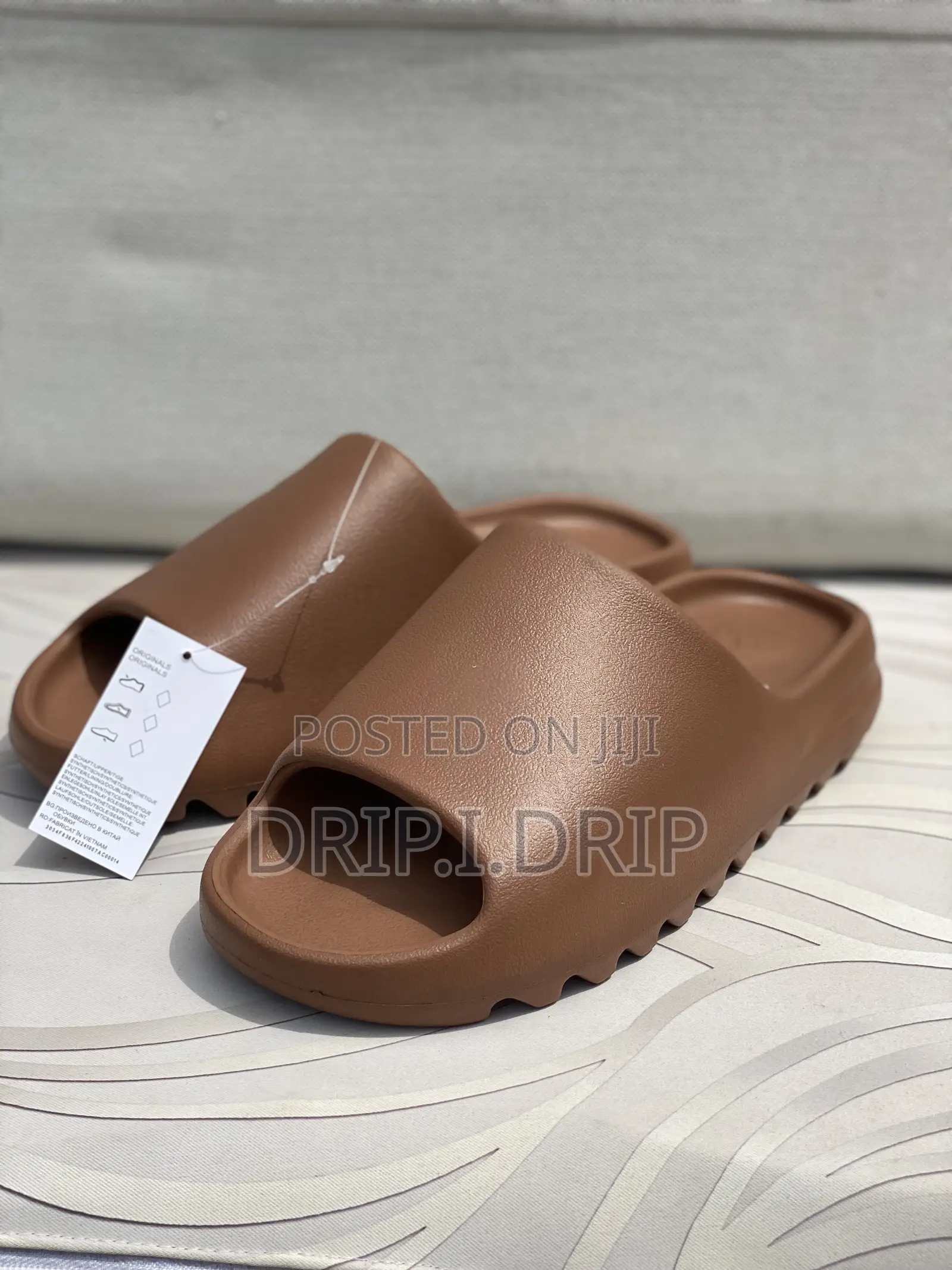 Adidas Yeezy Slides (Coffee Brown ) .In Box . Authentic