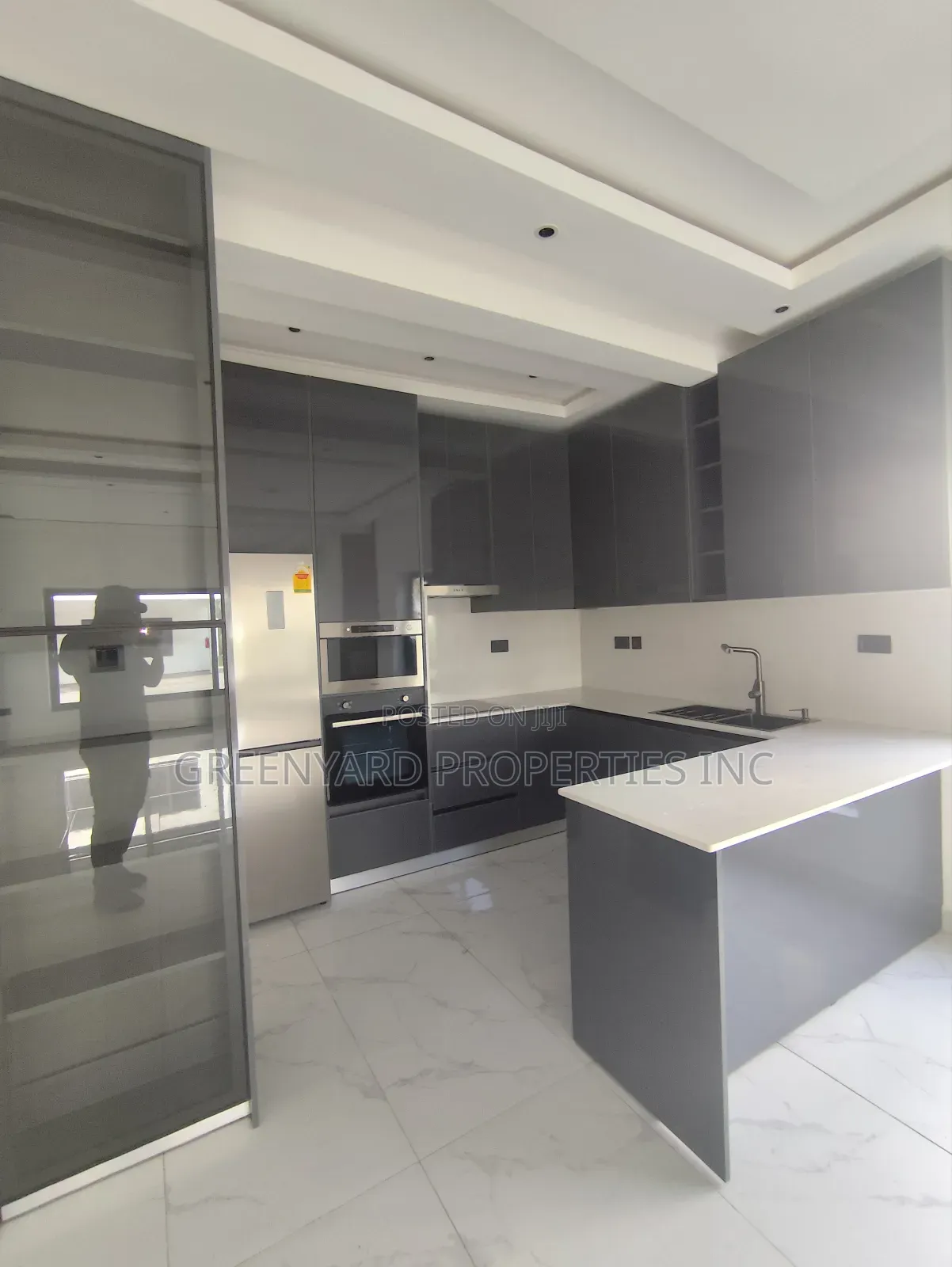 4bdrm Townhouse/Terrace in American House, East Legon for sale