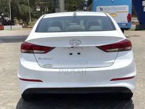 Hyundai Elantra SE Sedan FWD (2.0L 4cyl 6M) 2017 White