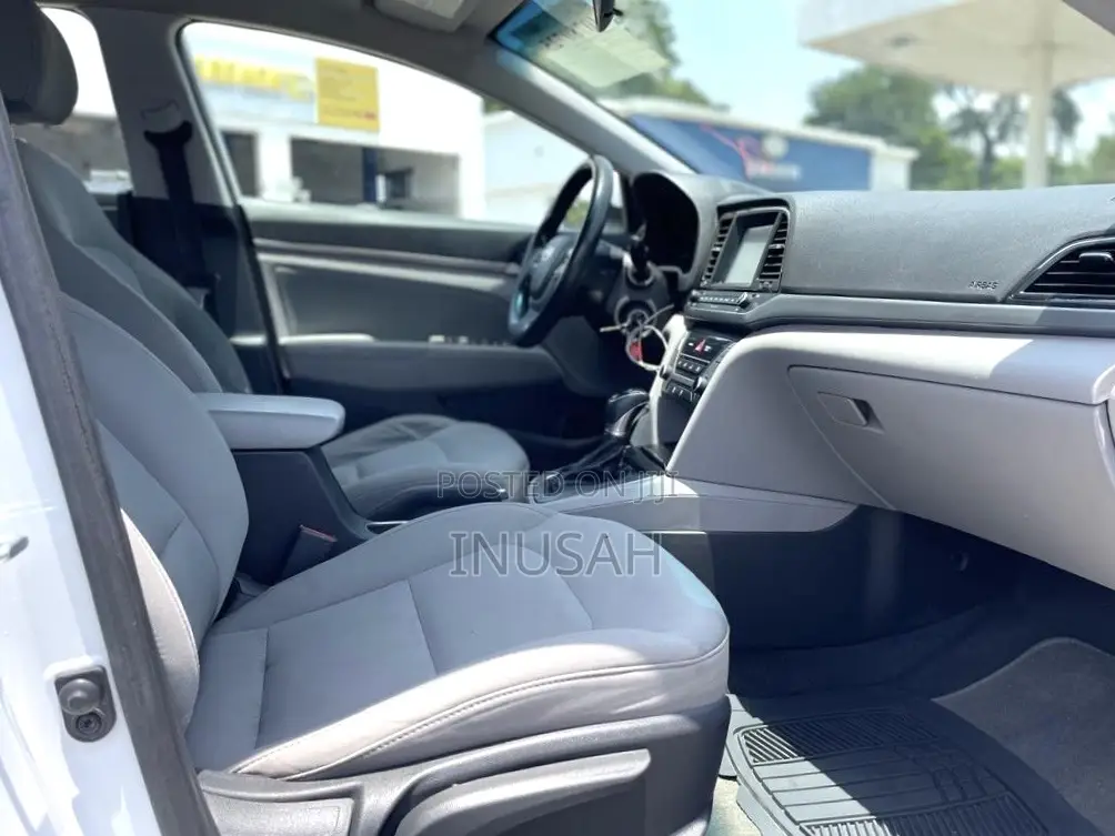 Hyundai Elantra SE Sedan FWD (2.0L 4cyl 6M) 2017 White