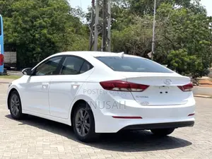Hyundai Elantra SE Sedan FWD (2.0L 4cyl 6M) 2017 White