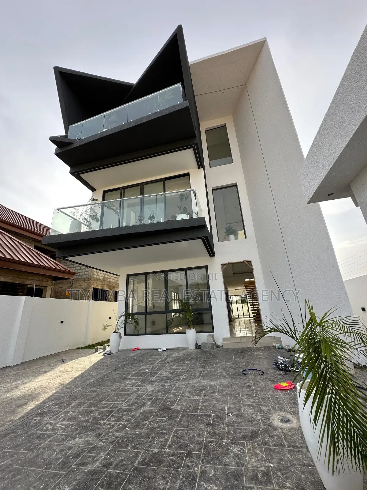 5bdrm House in Tiyumba Real Estate, Adjiriganor for sale