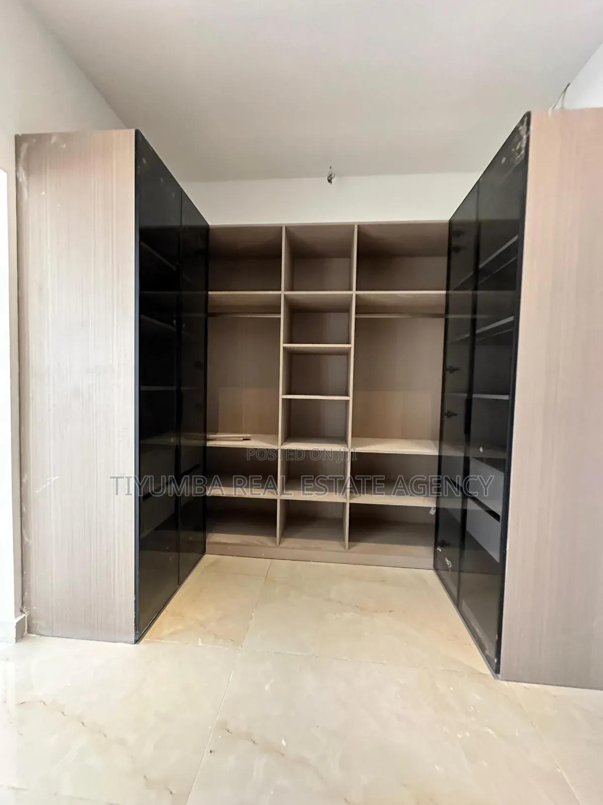 5bdrm House in Tiyumba Real Estate, Adjiriganor for sale