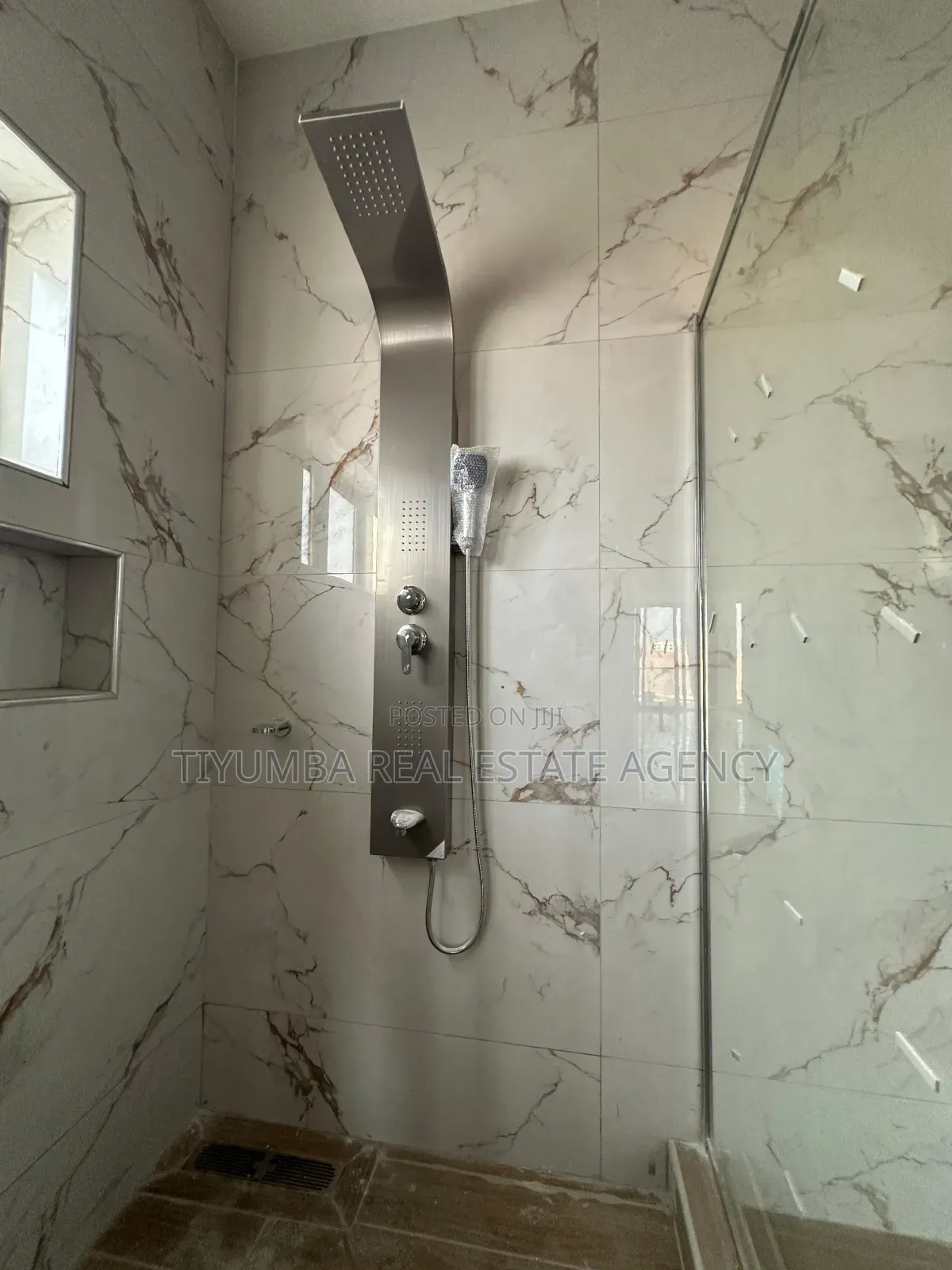 5bdrm House in Tiyumba Real Estate, Adjiriganor for sale