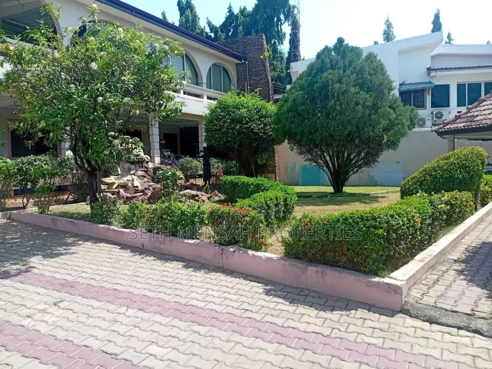 7bdrm House in Airport Residential Area for rent