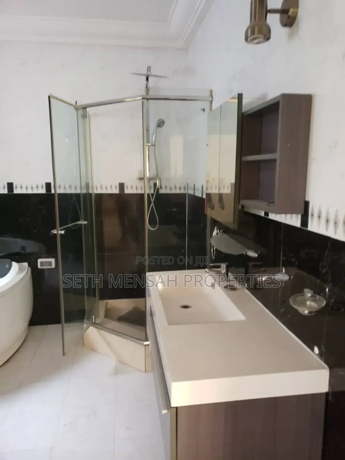 4bdrm Townhouse / Terrace in Cantonments for rent