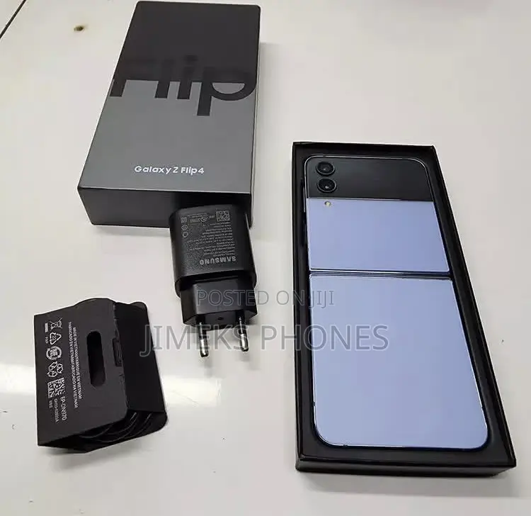 New Samsung Galaxy Z Flip4 128 GB Silver