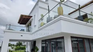 Balcony 10mm Clear Tempered Glass Balustrade.