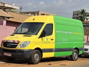 Mercedes-Benz Sprinter 2012 Yellow