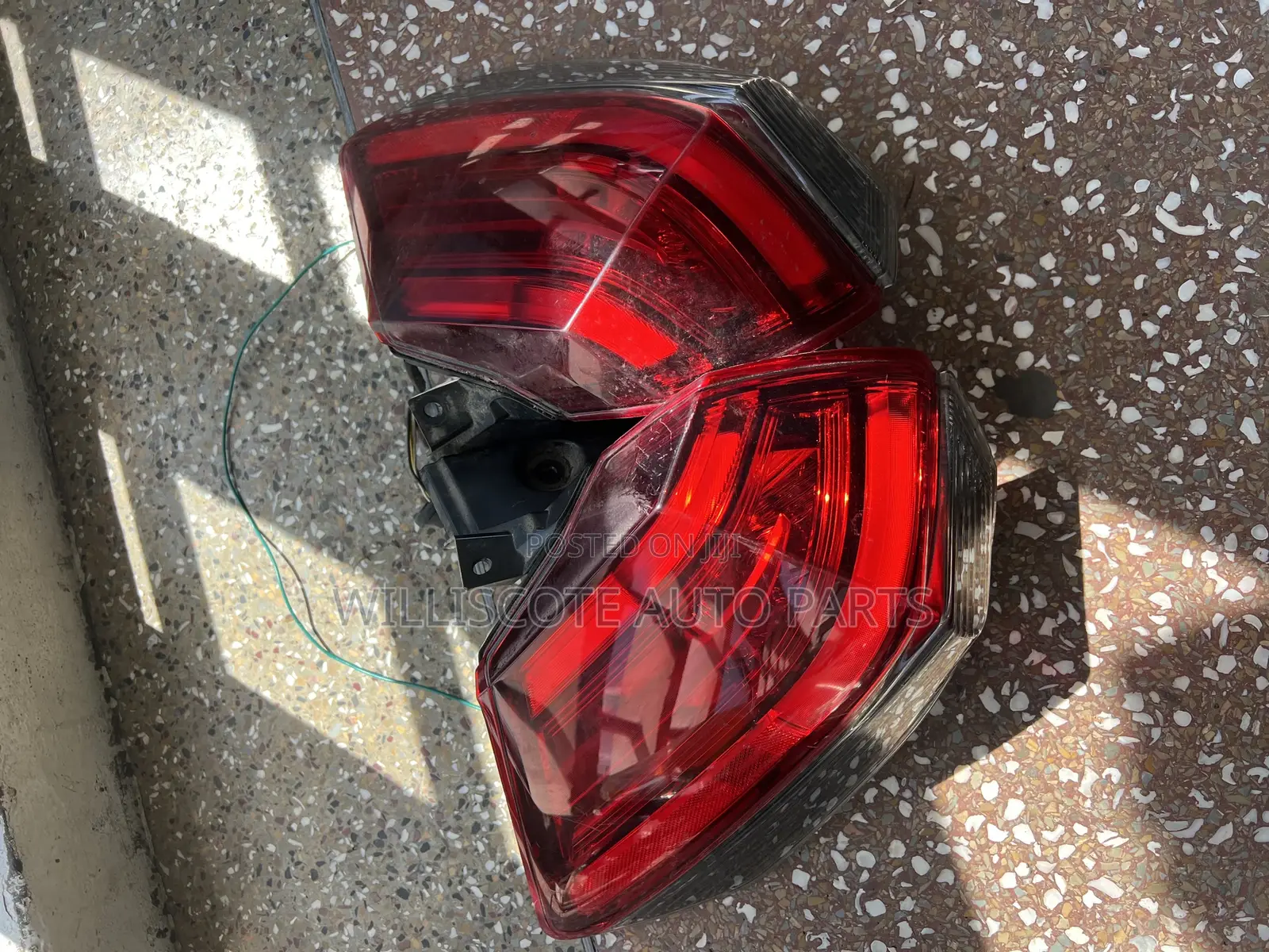 Nissan Rogue 17-18 Taillight Pair