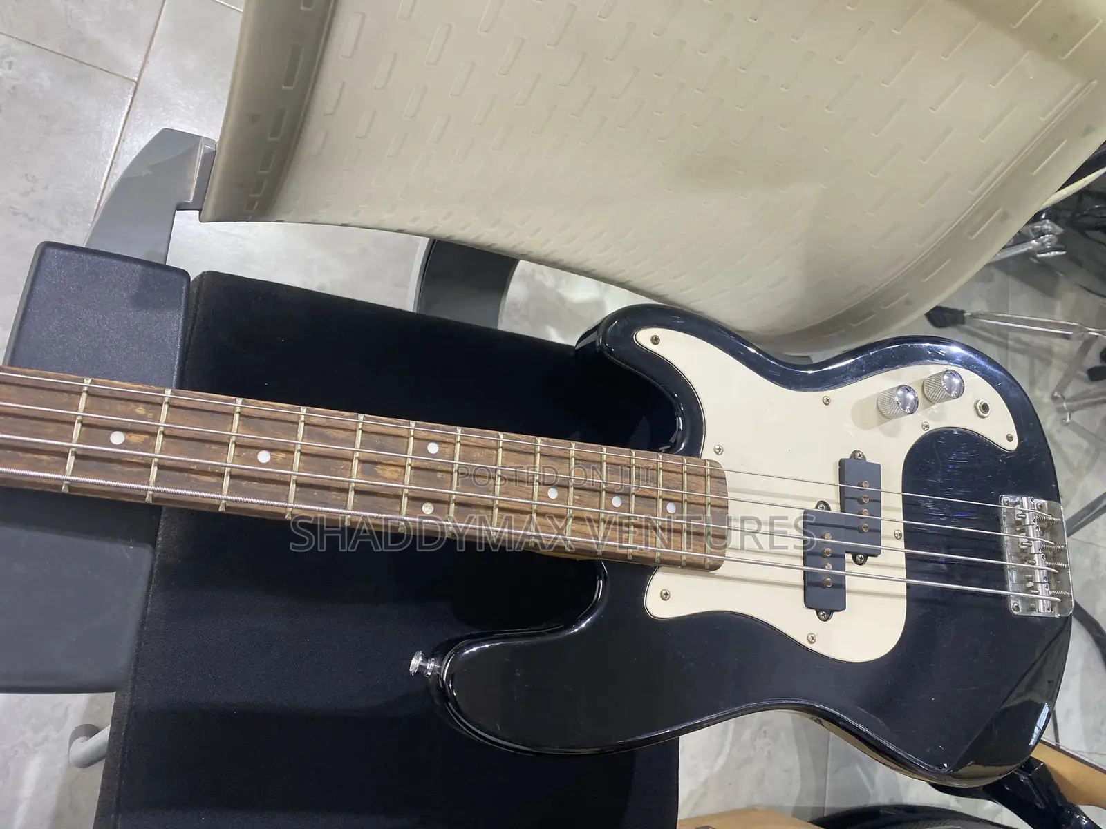 Gear4music 4 Strings Bass Guitar( Heavy Sound)