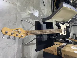 Gear4music 4 Strings Bass Guitar( Heavy Sound)