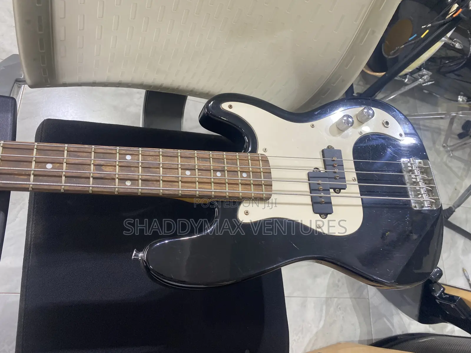 Gear4music 4 Strings Bass Guitar( Heavy Sound)