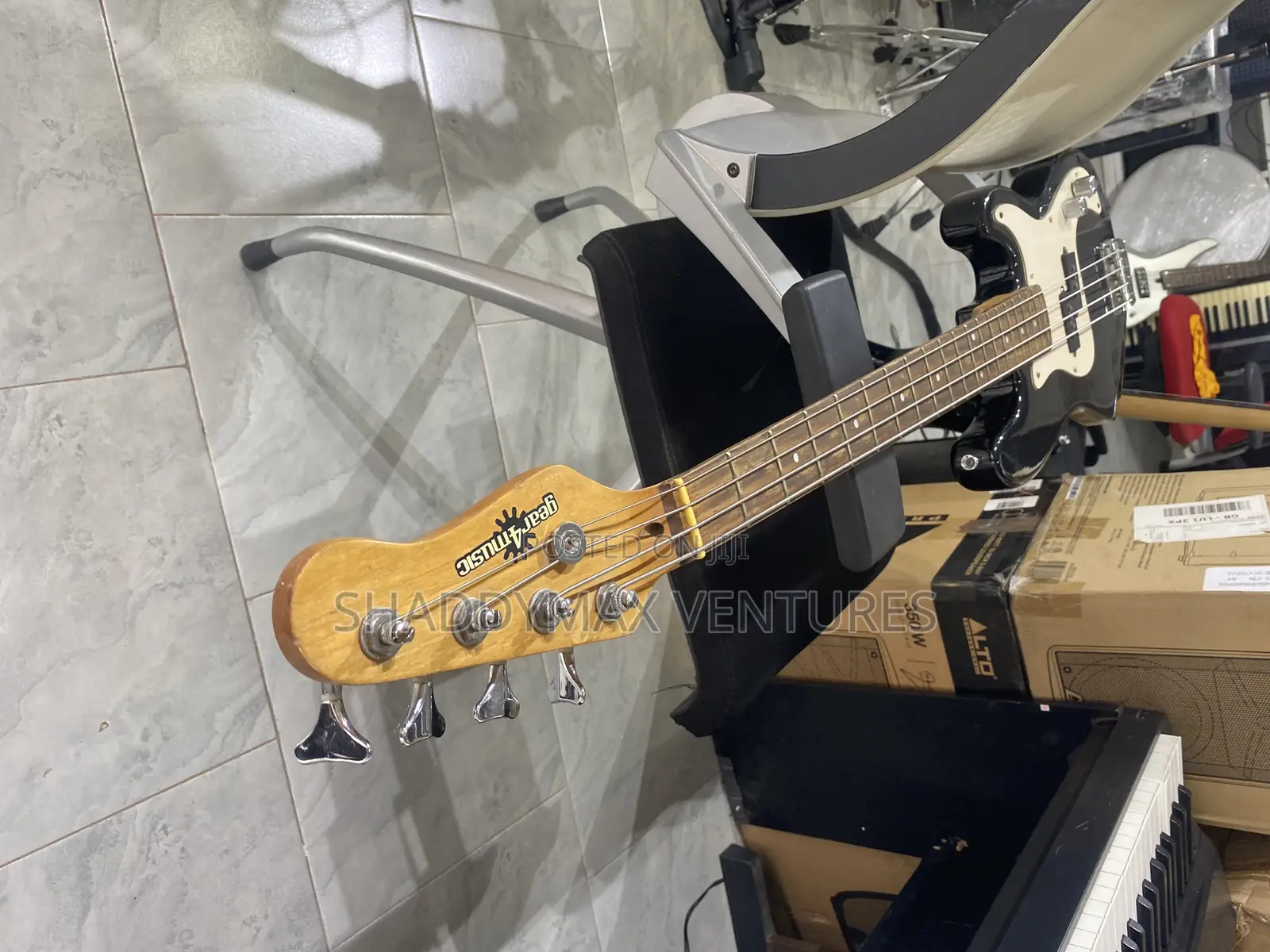 Gear4music 4 Strings Bass Guitar( Heavy Sound)