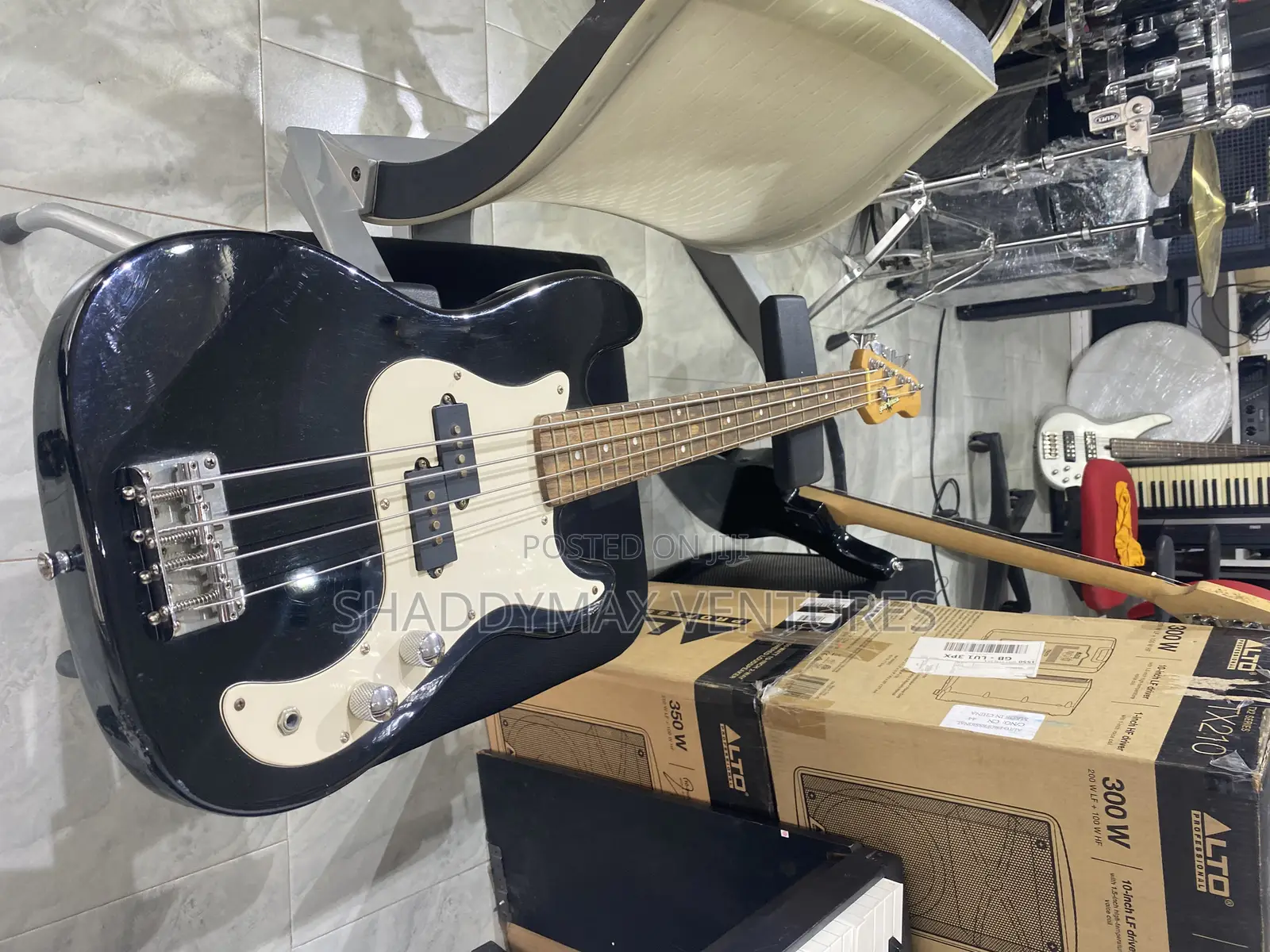 Gear4music 4 Strings Bass Guitar( Heavy Sound)
