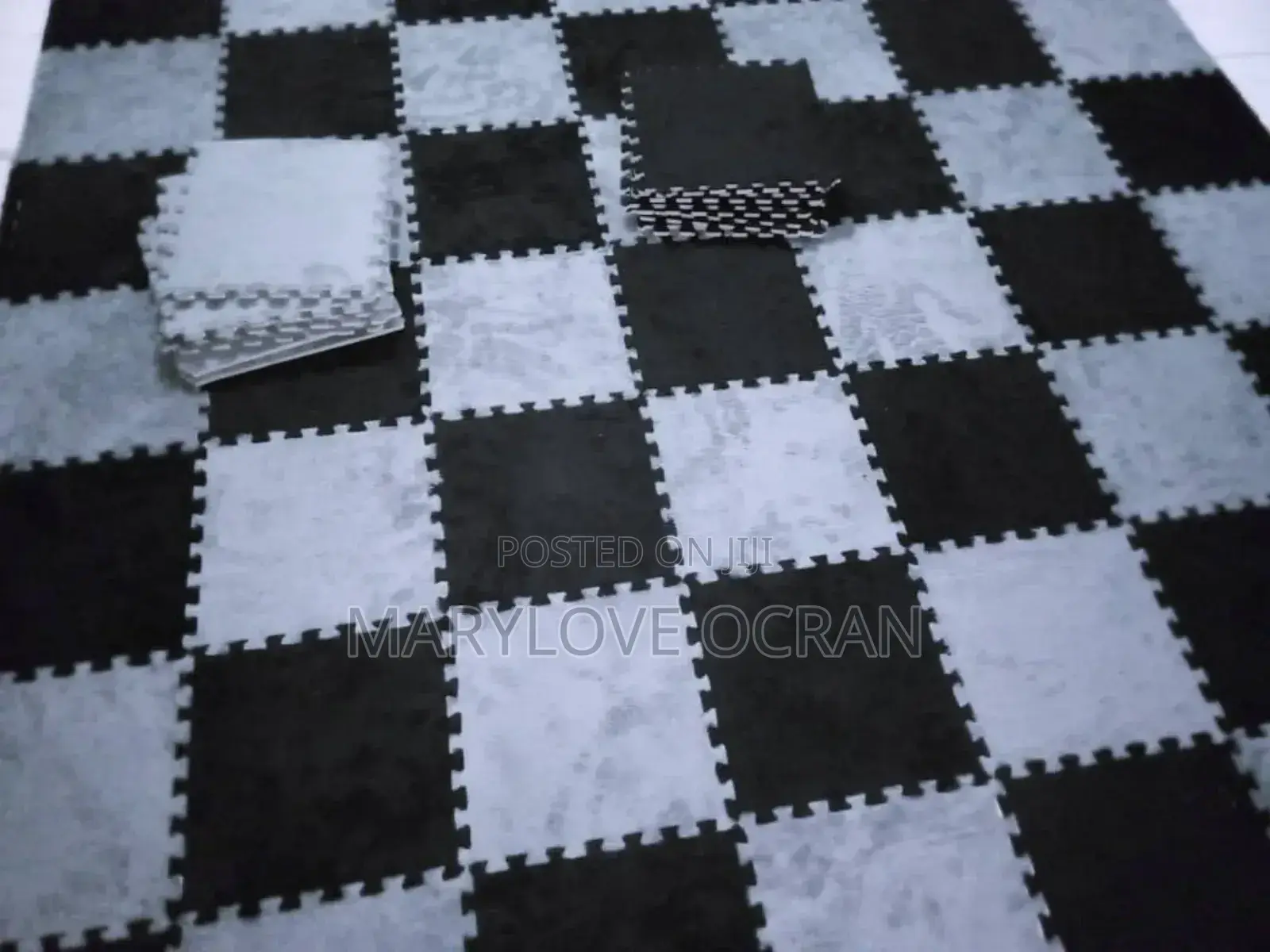 Quality 25 Pieces Fluffy Tiled Carpet, Size 30x30cm for 550