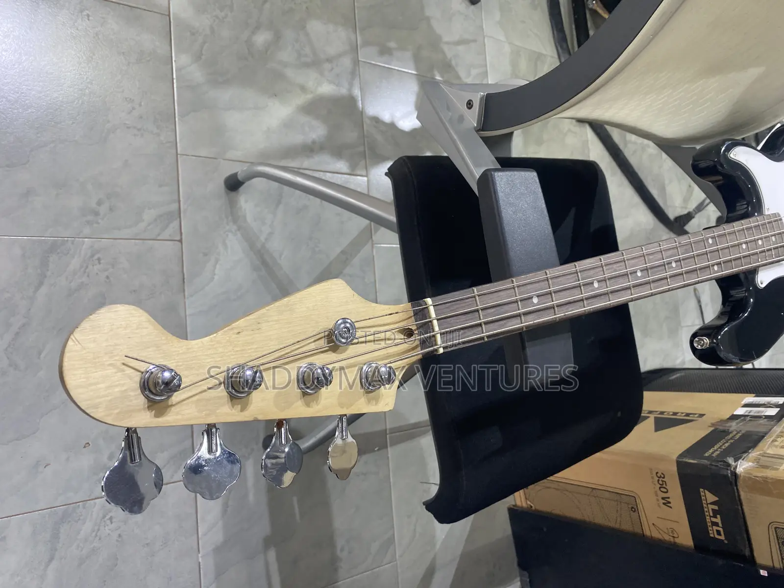 4 Strigs Bass Guitar With Heavy Sound