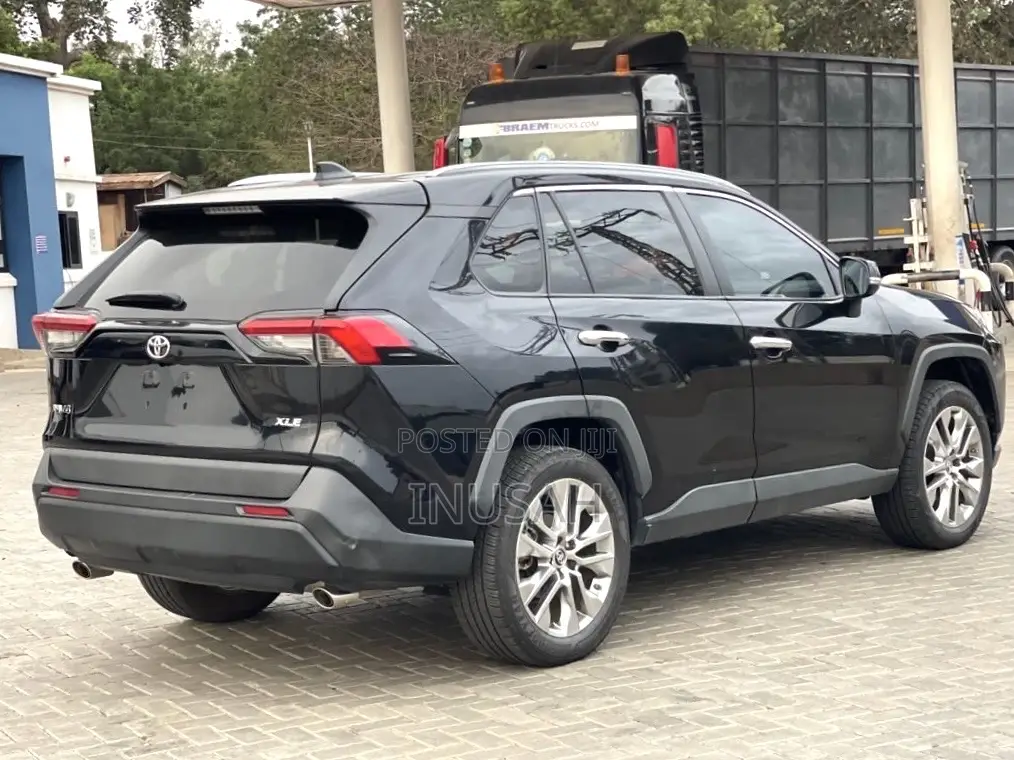 Toyota RAV4 XLE AWD 2019 Black