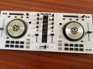 Photo - Numark Mixtrack Pro 3