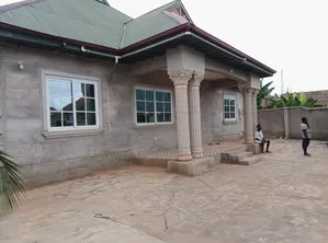 6bdrm House in 6 Bedrooms House For, Kumasi Metropolitan for sale